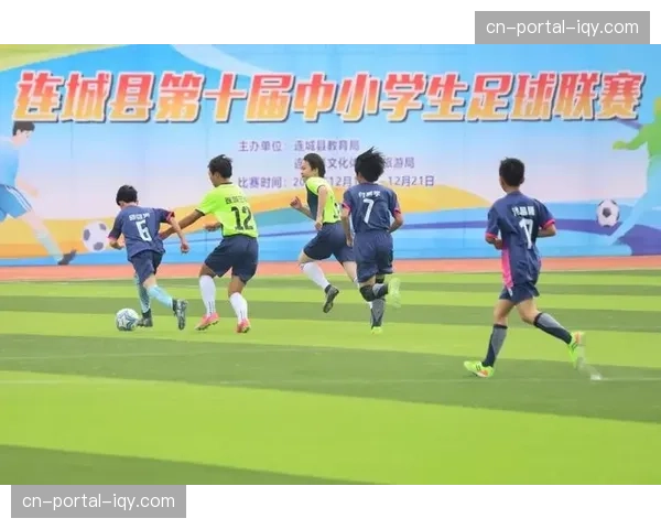 成都赛事小球员奋力奔跑默契配合,家长观众阵阵加油点燃球场 成都赛事小球员奋力奔跑默契配合,家长观众阵阵加油点燃球场