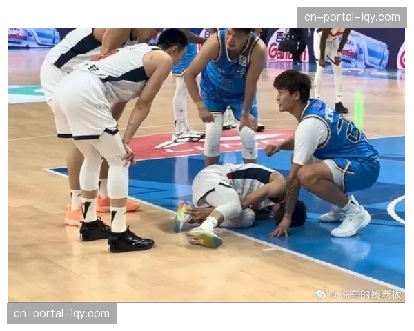 【2026年4月CBA联赛·赛中·聚焦特写:威姆斯在倒地瞬间仍将球拨给快下的徐杰,展现老将经验 【2026年4月CBA联赛·赛中·聚焦特写:威姆斯在倒地瞬间仍将球拨给快下的徐杰,展现老将经验